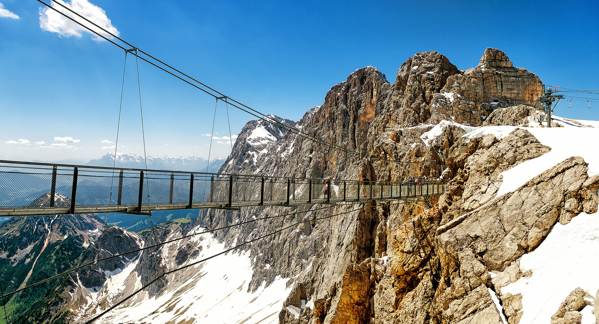 Dachstein Gletscher mit Hängebrücke und Treppe ins Nichts © Shutterstock